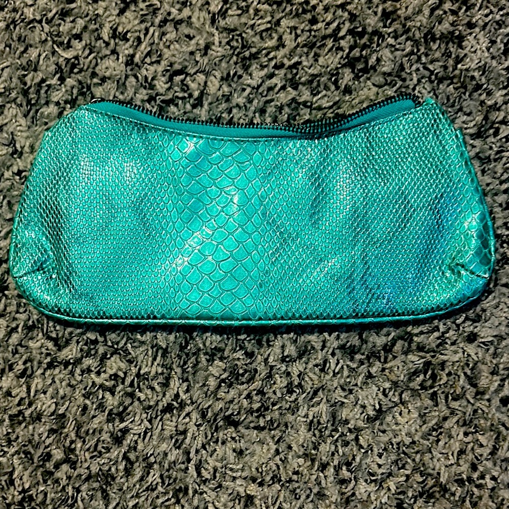 NWOT. Amanda Pearl Teal Snakeskin Clutch. W/ mini build in mirror and chain.